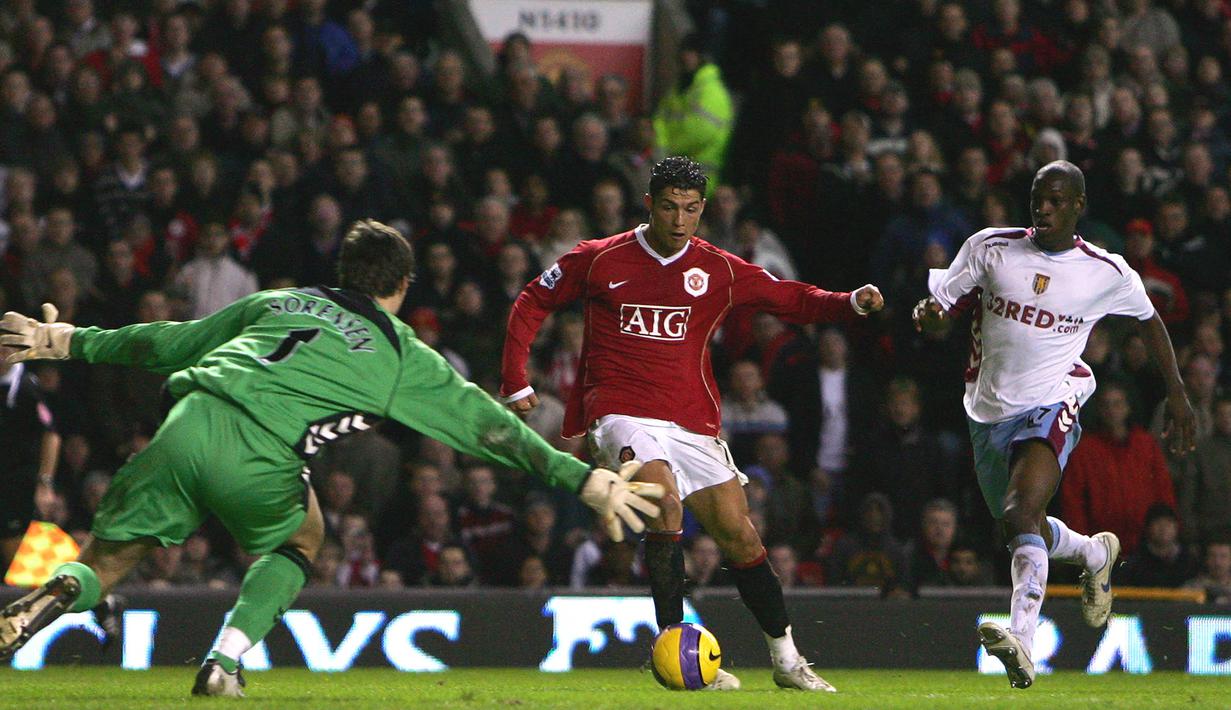 Gelandang Manchester United, Cristiano Ronaldo, berusaha membobol gawang Aston Villa pada laga Premier League di Stadion Old Trafford, Manchester, Sabtu (13/1/2007). (AFP/Paul Ellis)