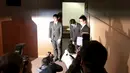 Pebulutangkis Jepang, Kento Momota (tengah) dan Kenichi Tago usai mengakui bermain judi di sebuah kasino ilegal dalam konferensi pers di Tokyo, Jumat (8/4). Keduanya terancam tak akan ikut serta pada Olimpiade 2016 dan hukuman penjara (REUTERS/Issei Kato)