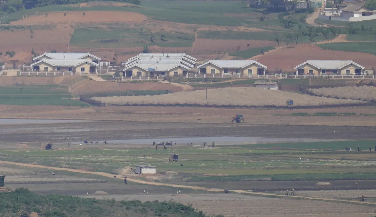 Kota Kaepoong Korea Utara dilihat dari observatorium unifikasi di Paju, Korea Selatan, Kamis (12/5/2022). Korea Utara memberlakukan lockdown nasional usai mengkonfirmasi kasus COVID-19 untuk pertama kalinya. Kasus subvarian Omicron BA.2 itu terdeteksi di Pyongyang. (AP Photo/Lee Jin-man)