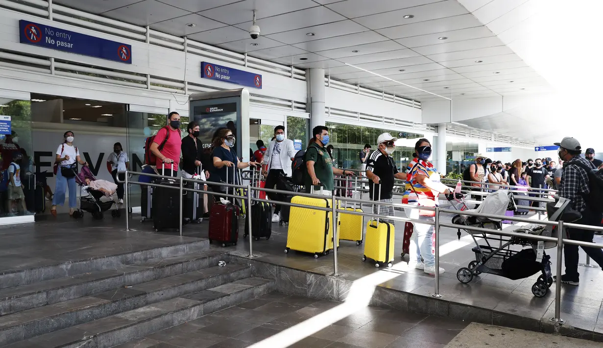 Para turis tiba di Bandara Cancun sebelum kedatangan Badai Grace, di Meksiko, Rabu (18/8/2021). Badai tropis Grace yang menguat menjadi badai pada 18 Agustus 2021 meluncur ke arah pantai Karibia, Meksiko dan mengancam akan membawa hujan lebat, banjir bandang dan gelombang besar. (AP/Marco Ugarte)
