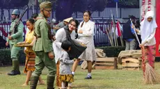 Sejumlah anggota komunitas Reenactor Bangor mementaskan sosiodrama yang meragakan reka ulang peristiwa kemerdekaan Indonesia pada rangkaian Tapak Tilas Proklamasi di Halaman Museum Perumusan Naskah Proklamasi, Jakarta, Rabu (16/8/2023). (Liputan6.com/Herman Zakharia)