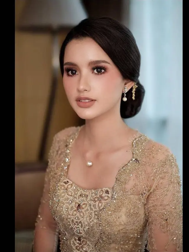 6 Potret Sarah Menzel di Acara Pernikahan Aurel Hermansyah, Pakai Kebaya Bali