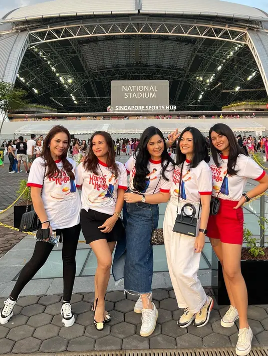 Menurut Annisa, akhirnya bisa pergi bareng setelah sekitar dua puluh tahun sibuk dengan kegiatan masing-masing. [Instagram/annisayudhoyono]