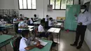 Para siswa belajar dengan mengenakan masker di sebuah sekolah di Kolombo, Sri Lanka, Senin (6/7/2020). Mulai 6 Juli 2020, siswa kelas 5, 11, dan 13 di Sri Lanka kembali melanjutkan kegiatan belajar. (Xinhua/A. Hapuarachchi)