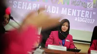 Seorang pelajar asal Sumatera Utara, Ayu Juwita menjadi Menteri Pemberdayaan Perempuan dan Perlindungan Anak saat diskusi Sehari Jadi Menteri yang diselenggarakan Plan International Indonesia di Jakarta, Rabu (11/10). (Liputan6.com/Faizal Fanani)