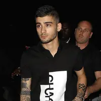 Zayn Malik saat tanda tangan kontrak dengan RCA Records (via dailymail.co.uk)