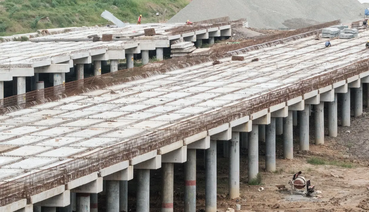 Pembangunan jalan Tol IKN Nusantara yang saat ini berjalan terdiri dari tiga seksi, yaitu Karangjoang-KKT Kariangau (Tol 3A) sepanjang 13,4 KM dengan progres 80,2 persen. Seksi KKT Kariangau-Simpang Tempadung (Tol 3B) sepanjang 7,3 KM (88,8%), dan Seksi Simpang Tempadung-Jembatan Pulau Balang (Tol 5A) sepanjang 6.7 KM (86,8%). (Yasuyoshi CHIBA/AFP)