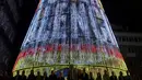 Sebuah pohon lampu Natal menunjukkan pesan untuk mengenang para korban banjir di Valencia selama penyalaan dekorasi Natal di alun-alun Porta do Sol di Vigo, barat laut Spanyol, pada 16 November 2024. (MIGUEL RIOPA/AFP)