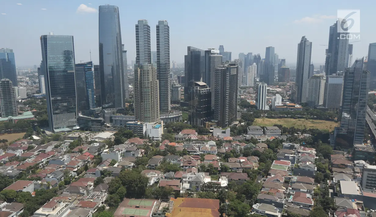 Suasana perkampungan padat penduduk di kawasan Jakarta, Kamis (30/8/2019). Kementerian Agraria dan Tata Ruang/Badan Pertanahan Nasional (ATR/BPN) menyebut 49 persen wilayah di DKI Jakarta masih tergolong kumuh. Ada 118 dari 267 kelurahan yang tergolong kumuh. (Liputan6.com/Angga Yuniar)