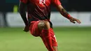 Penyerang Indonesia, Stefano Lilipaly mengontrol bola saat bertanding melawan Hong Kong pada pertandingan terakhir Grup A sepak bola Asian Games 2018 di Stadion Patriot Candrabhaga, Senin (20/8). Indonesia menang 3-1. (Kapanlagi.com/Agus Apriyanto)