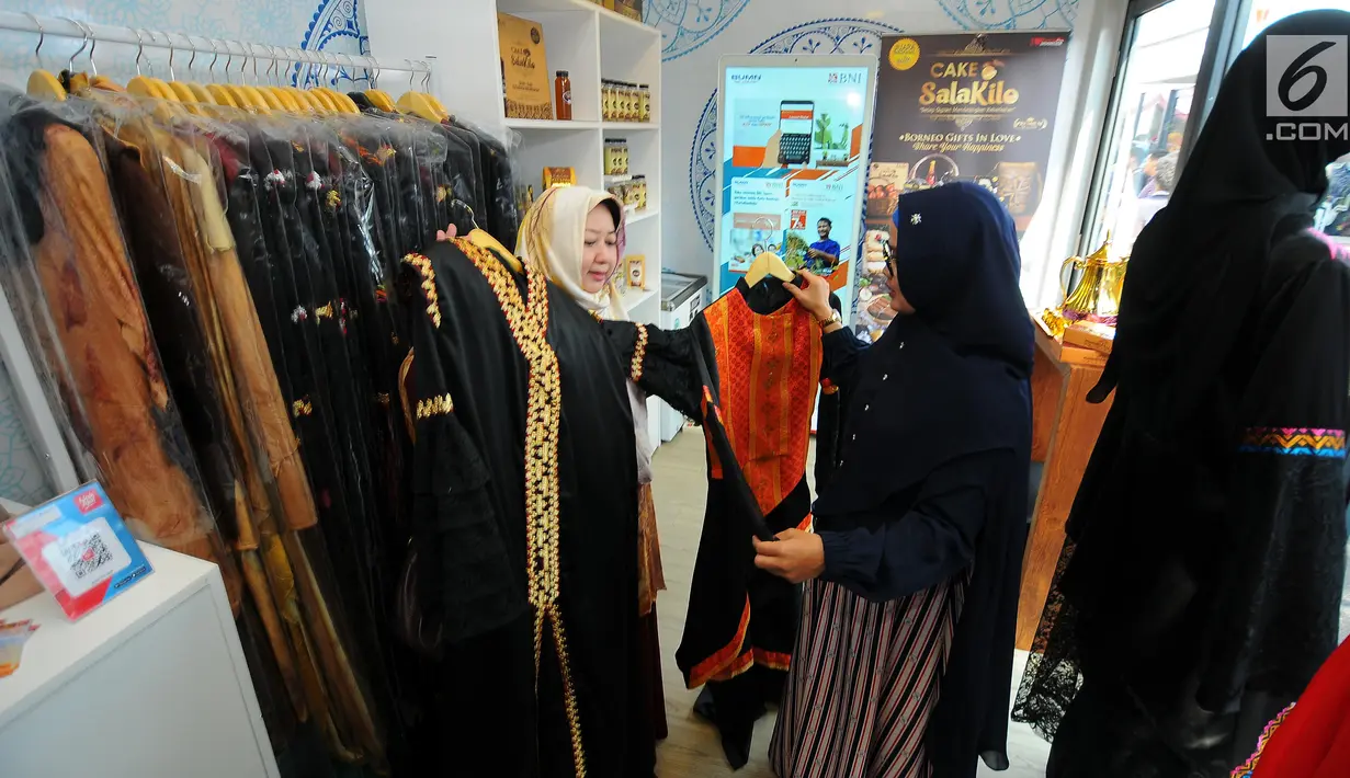 Pengunjung melihat produk UMKM dari Rumah Kreatif BUMN (RKB) binaan BNI saat Launching Halal Park di Senayan Jakarta, Selasa (16/4). Halal Park yang akan bertransformasi menjadi Halal Distrik didesain menjadi ekosistem bagi pelaku industri gaya hidup halal di Tanah Air. (Liputan6.com/Angga Yuniar)