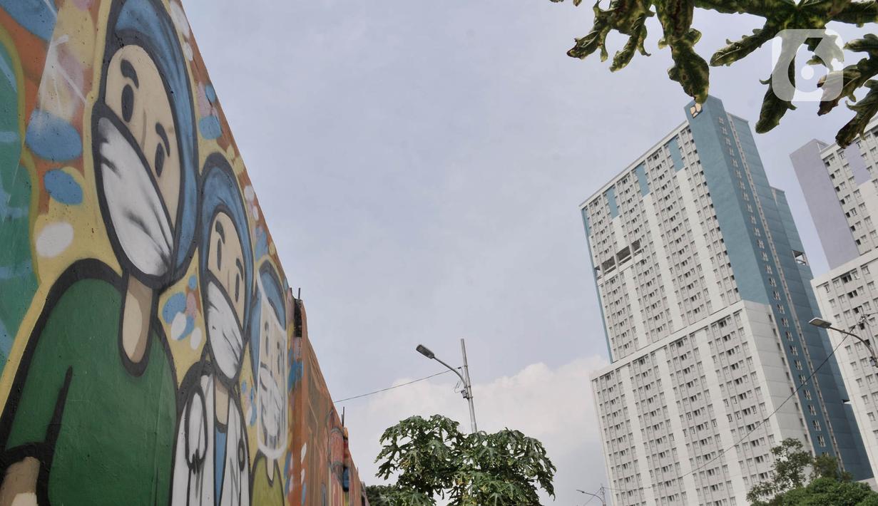 Mural dukungan untuk tim medis Covid-19 di kawasan Sunter, Jakarta, Rabu (27/5/2020). Mural bergambarkan sosok tim medis dan ungkapan doa ini berada di seberang RS Darurat Wisma Atlet yang dibuat oleh Karang Taruna Kelurahan Sunter Jaya. (merdeka.com/Iqbal S. Nugroho)