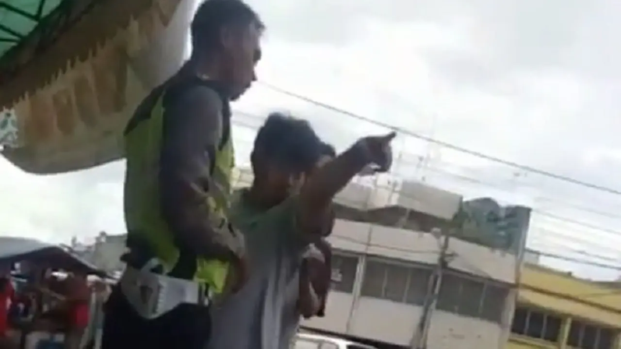 Pemuda Ludahi Polisi