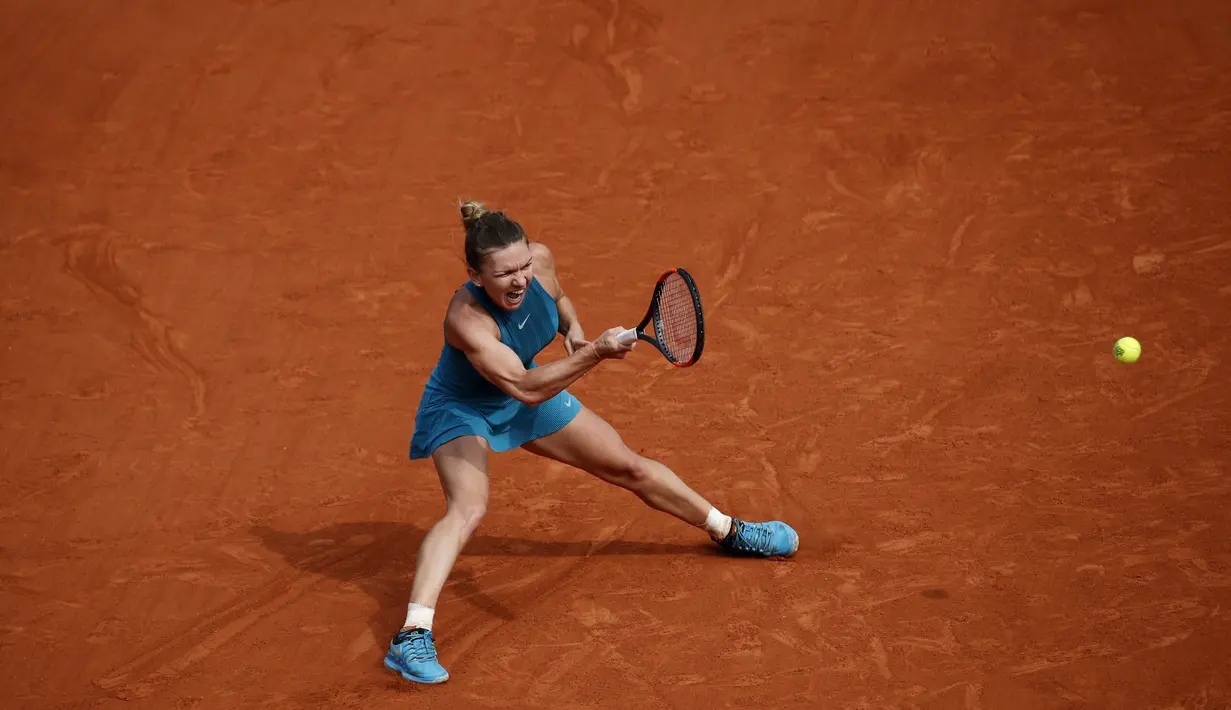 Aksi Simona Halep mengembalikan bola saat melawan petenis Amerika, Sloane Stephens pada final Prancis Terbuka 2018 di Roland Garros stadium, Paris, Prancis, (9/6/2018). Simona menang 3-6, 6-4, 6-1. (AP/Christophe Ena)