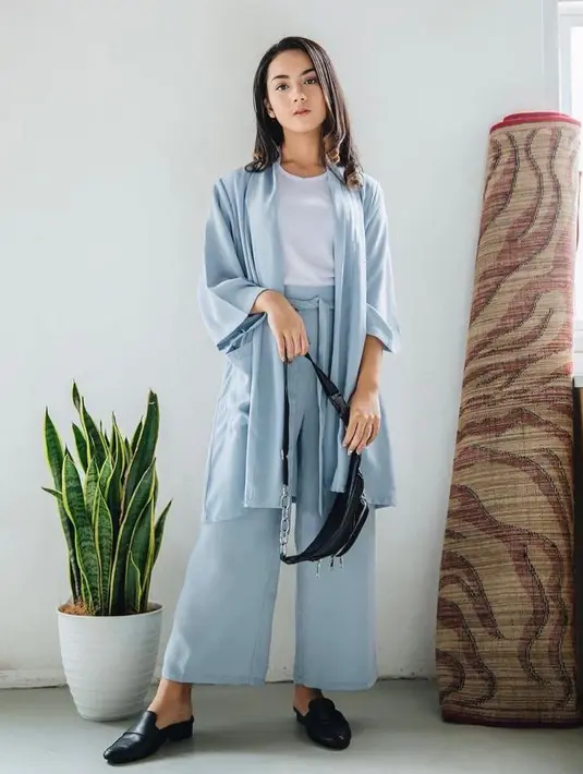 Kombinasi set cardigan dan cullote pants warna baby blue cocok untuk outfit ke kantor! (Instagram/ersyaurel).