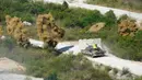 Tank K2 Angkatan Darat Korea Selatan menembakkan tabir asap saat demonstrasi tembakan dan manuver langsung pada acara Defense Expo Korea di Pocheon, Korea Selatan, Selasa (20/9/2022). Defense Expo Korea adalah pameran industri pertahanan yang akan diadakan di Goyang dari 21-25 September. (AP Photo/Lee Jin-man)