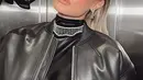 Sementara Gigi memadukan choker berlian dengan kemeja kerah tinggi dan jaket kulit berwarna hitam. [Foto: @gigihadid]