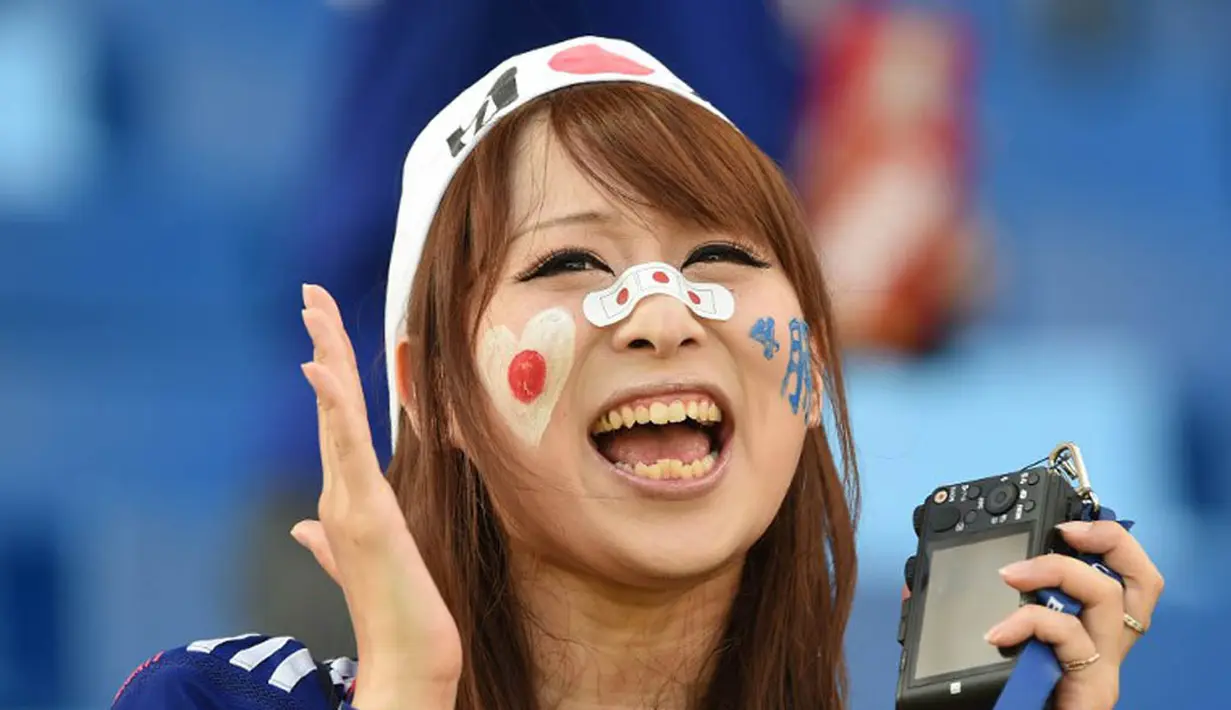 Fans cantik Jepang saat menyaksikan laga Grup C antara Jepang vs Kolombia di the Pantanal Arena pada 24 Juni 2014 (AFP PHOTO/TOSHIFUMI KITAMURA)