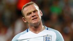 Striker Inggris, Wayne Rooney, menangis sedih setelah timnya kalah dari Islandia, 1-2, pada laga 16 besar Piala Eropa 2016 di Stade de Nice, Nice, Selasa (28/6/2016) dini hari WIB. (Reuters/Kai Pfaffenbach)