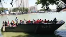 Warga berada di perahu menyaksikan Festival Danau Sunter di Jakarta, Minggau (25/2). Kegiatan tersebut untuk mengkampanyaken kebersihan dan menjaga lingkungan danau yang berada di Jakarta. (Liputan6.com/Angga Yuniar)