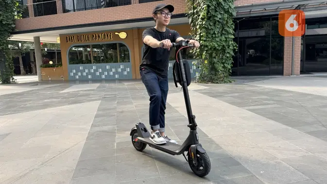 <p>Xiaomi Electric Scooter 4 Lite 2nd Gen memiliki sistem pengaman untuk menghindari pedal gas ditekan saat dalam posisi diam. (Liputan6.com/ Yuslianson)</p>