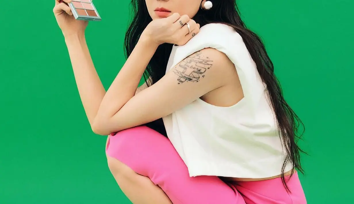 Gong Hyo Jin tampil vibrant dengan rok pink dan atasan putiih. Penampilan vibrant ini dipadukan dengan nude makeup makeup yang memberikan kesan natural dan tampil lebih awet muda.