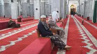 Direktur Pasca Sarjana Universitas YARSI Prof Tjandra Yoga Aditama mencoba fasilitas bagi lansia dan disabilitas di Masjid Abdullah bin Abbas. Foto: Dok Pribadi.