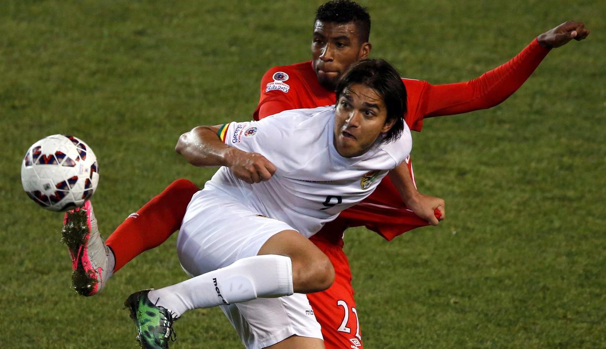 Pemain Bolivia, Marcelo Martins (depan), berebut bola dengan Carlos Ascues. (REUTERS/Carlos Garcia Rawlins)