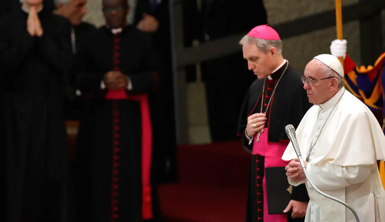 Paus Fransiskus saat berada di Aula Paul VI di Vatikan (6/12). Paus Fransiskus menyerukan agar status quo Yerusalem dihormati untuk menghindari konflik lebih lanjut. (AP Photo / Alessandra Tarantino)