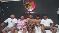 Kelima tersangka pengeroyokan satu keluarga di Palembang diamankan oleh Polsek Ilir Barat I Palembang, Senin (19/12/2022).