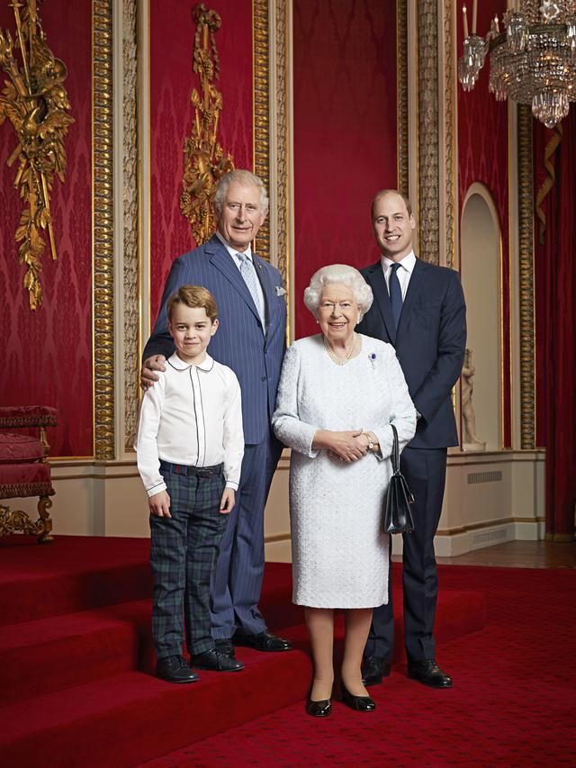 Pangeran George, Pangeran Charles, Ratu Elizabeth II, dan Pangeran William
