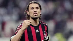 2. Paolo Maldini (AC Milan) - Saat sang legenda memutuskan untuk pensiun, saat itu pula nomor tiga diistirahatkan. Persembahan 26 trofi untuk klub kota Milan itu membuat I Rossoneri layak memberikan penghormatan tinggi untuknya. (AFP/Emilio Andreoli)