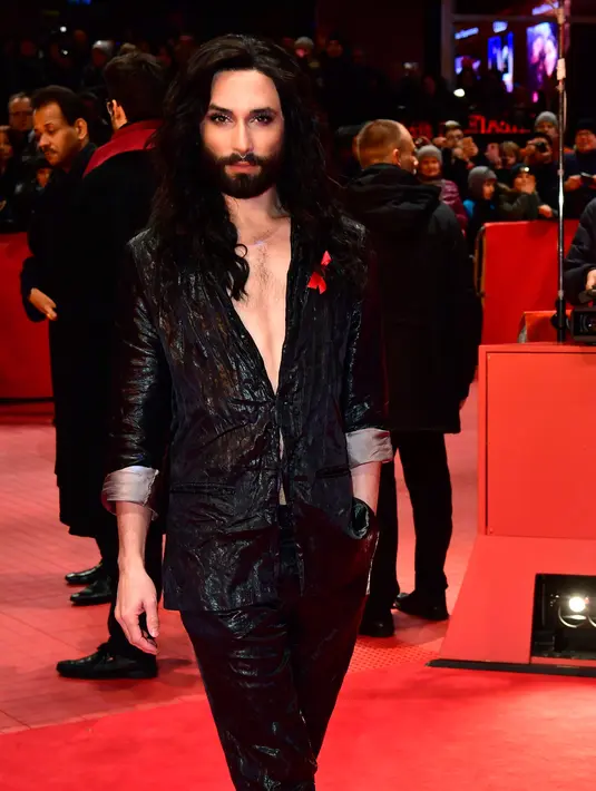 Conchita Wurst menceritakan selama beberapa tahun ini dirinya mendapatkan perawatan. Kondisi Conchita ini diketahui pihak keluarga yang selalu mendukungnya, serta teman-teman dekatnya. (John MACDOUGALL / AFP)