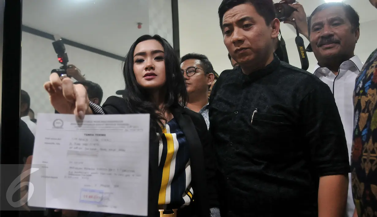 Cita Citata menunjukkan bukti laporan usai keluar dari kantor MKD DPR RI, Jakarta, Jumat (5/8). Cita Citata mengadukan anggota DPR F-Gerindra, Amrullah Amri Tuasikal karena merasa ditipu soal cincin tunangan ratusan juta rupiah (Liputan6.com/Johan Tallo)