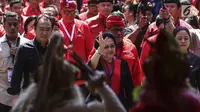 Ketua Umum Partai Demokrasi Indonesia Perjuangan (PDIP) Megawati Soekarnoputri didampangi Tokoh PDIP yang juga Menko PMK Puan Maharani tiba menghadiri Kongres V PDIP di Grand Inna Beach, Sanur, Bali, Kamis (8/8/2019). (Liputan6.com/Johan Tallo)