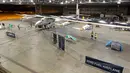 Petugas mempersiapkan pesawat bertenaga surya, Solar Impulse 2 untuk uji penerbangan di bandara Kalaeloa, Hawaii, Kamis (3/3). Pesawat ini rencananya akan melakukan perjalanan keliling dunia untuk mempromosikan energi terbarukan. (AFP PHOTO/EUGENE Tanne)