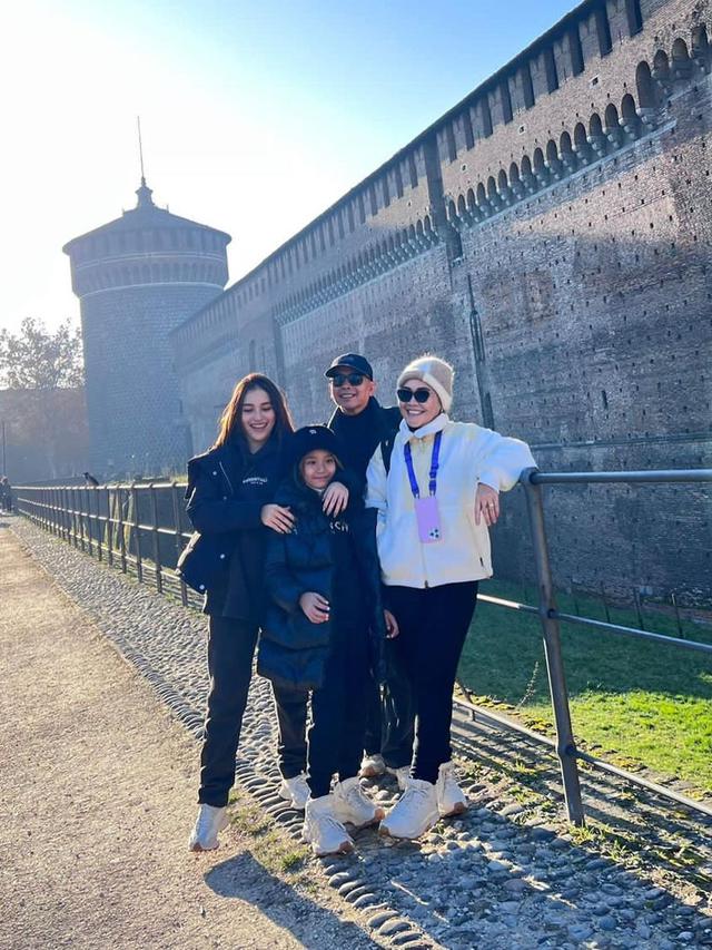 6 Potret Ibunda Ayu Ting Ting saat Liburan di Eropa, Penampilan Tanpa Hijab Jadi Sorotan