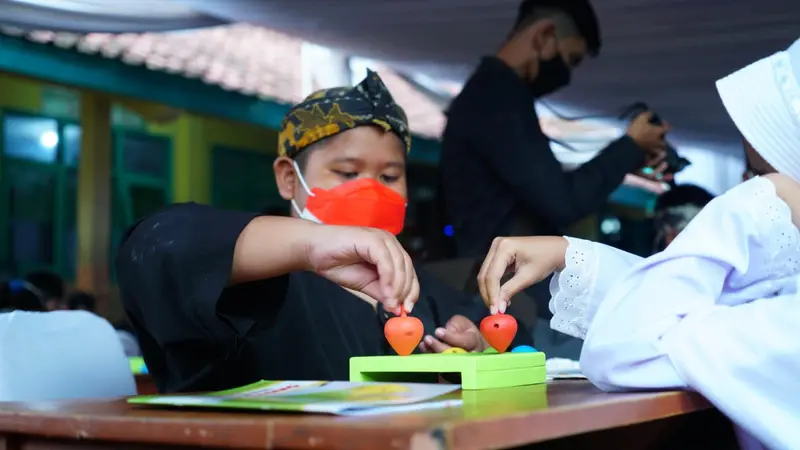 Beberapa anak SDN 6-7 Sukamenteri di Garut, Jawa Barat nampak asik memainkan permainan tradisional Panca Main dengan tema Pancasila.