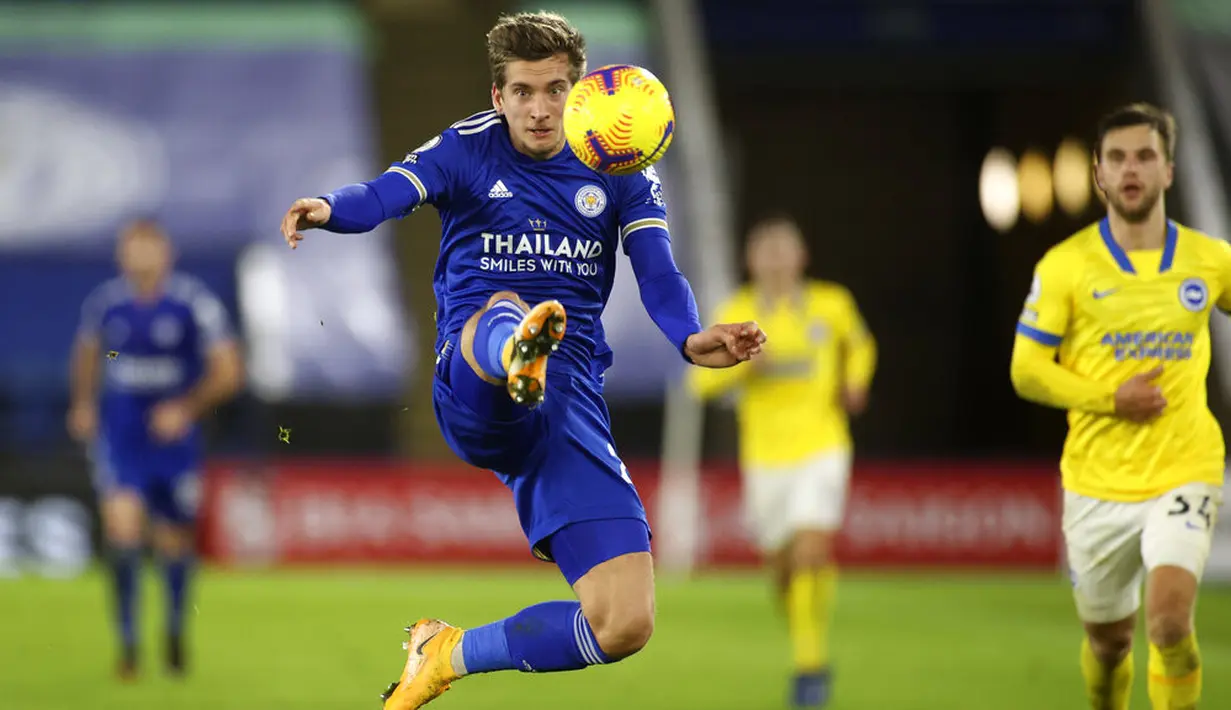 Pemain Leicester City Dennis Praet mengontrol bola saat melawan Brighton pada pertandingan Liga Premier Inggris di Stadion King Power, Leicester, Inggris, Minggu (13/12/2020). Leicester City menang 3-0. (Carl Recine/Pool via AP)