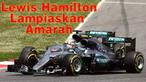 Lewis Hamilton yang mencoba menyalip Nico Rosberg namun gagal, melampiaskan emosinya dengan melempar setir mobil Mercedesnya di Sirkuit Catalunya, Spanyol (15/5/2016).