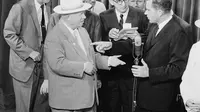 Pemimpin Uni Soviet Nikita Khrushchev dan Wakil Presiden Amerika Serikat Richard Nixon bertukar kata dengan nada tegang tentang komunisme versus kapitalisme (Wikipedia/Public Domain)