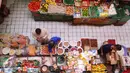 Pedagang tengah menata bahan makanan di pasar di Tebet, Jakarta, Senin (1/8).Badan Pusat Statistik (BPS) melaporkan inflasi Juli 2016 sebesar 0,69 persen. (Liputan6.com/Angga Yuniar)