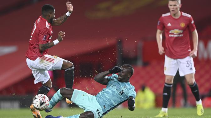 Sadio Mane dari Liverpool melanggar Fred dari MU selama pertandingan sepak bola putaran ke-4 Piala FA di Old Trafford di Manchester, Inggris, Minggu, 24 Januari 2021. (Laurence Griffiths / Pool via AP)