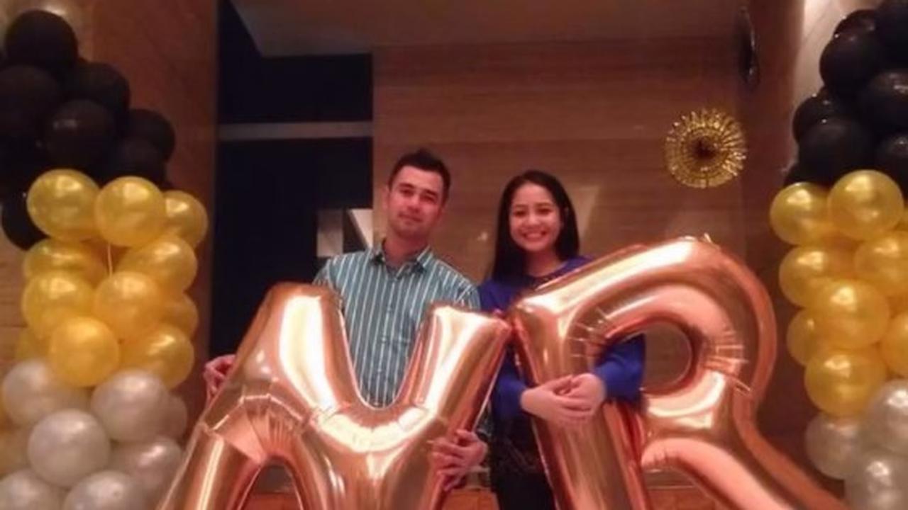 Raffi dan Gigi merayakan hari jadi mereka dalam suasana jadul yang tetap romantis, menciptakan momen penuh kenangan dan cinta.<br>
