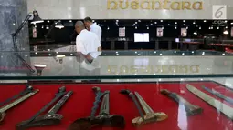 Deretan koleksi keris saat Pameran Keris Madura di Gedung Nusantara, Kompleks Parlemen Senayan, Jakarta, Kamis (21/3/2019). Perhelatan pameran ratusan keris itu untuk mengajak masyarakat mencintai seni dan budaya nusantara. (Liputan6.com/Johan Tallo)