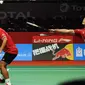 Ganda putra Indonesia, AnggaPratama/Ricky K Suwardi mengembalikan bola ke Hiroyuki Endo/Kenichi Hayakawa di Total BWF World Championships 2015 di Jakarta, Jumat (14/8/2015). Angga/Ricky menyerah 17-21, 21-14, 18-21. (Liputan6.com/Helmi Fithriansyah)