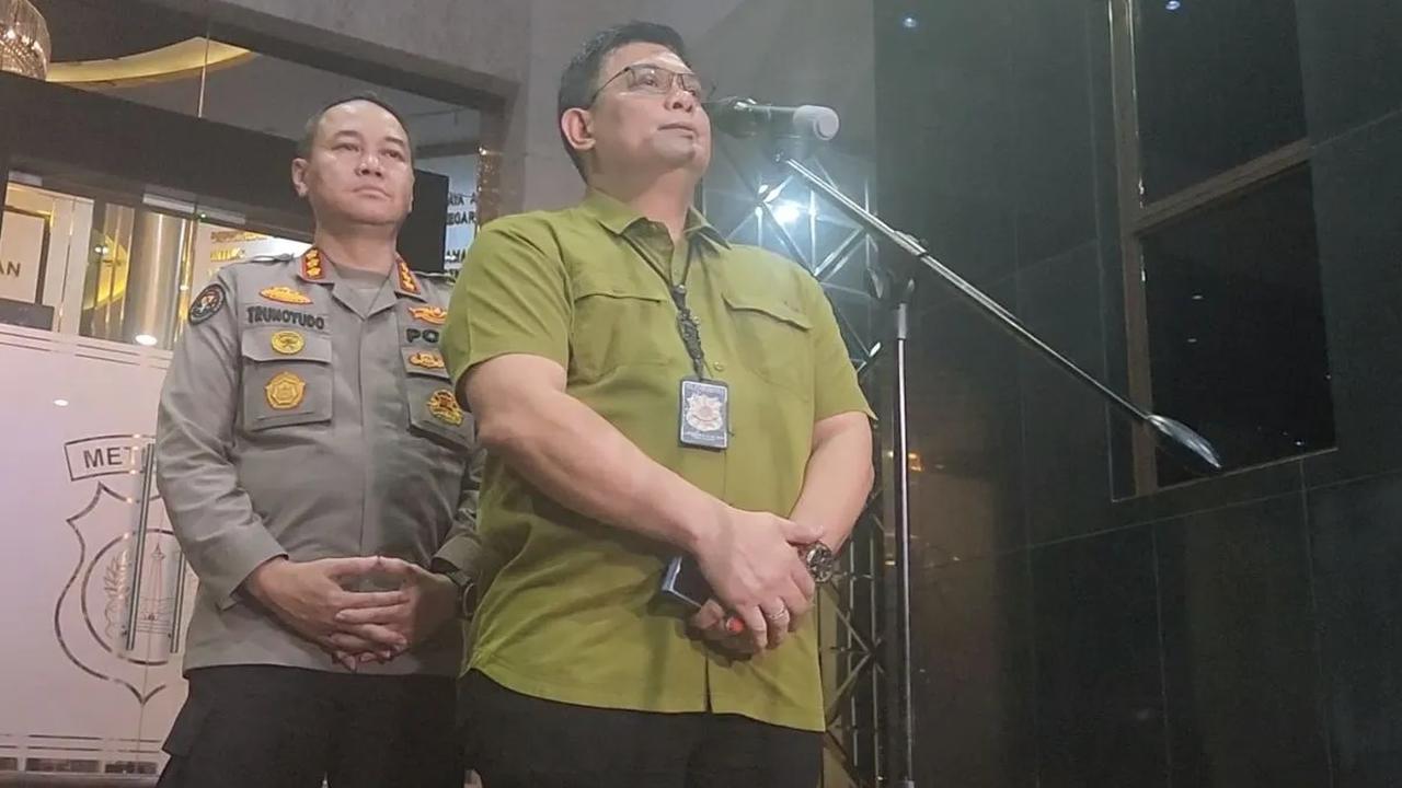 Ade juga membenarkan, salah satu saksi merupakan seorang ajudan pejabat eselon I Kementerian Pertanian. "Betul," ujar dia.<br>