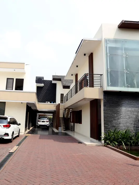 Rumah untuk Poppy Bunga dan Muhammad Fattah Riphat harus useful, artinya nyaman untuk beristirahat dan untuk bersantai juga enak karena ada taman yang indah. (Andy Masela/Bintang.com)