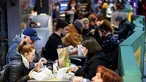 Pelanggan makan di Reading Terminal Market di Philadelphia, Rabu (16/2/2022). Pejabat kota Philadelphia mencabut mandat vaksin untuk makan di dalam ruangan dan tempat lain yang menyajikan makanan dan minuman, tetapi mandat masker dalam ruangan tetap berlaku. (AP Photo/Matt Rourke)