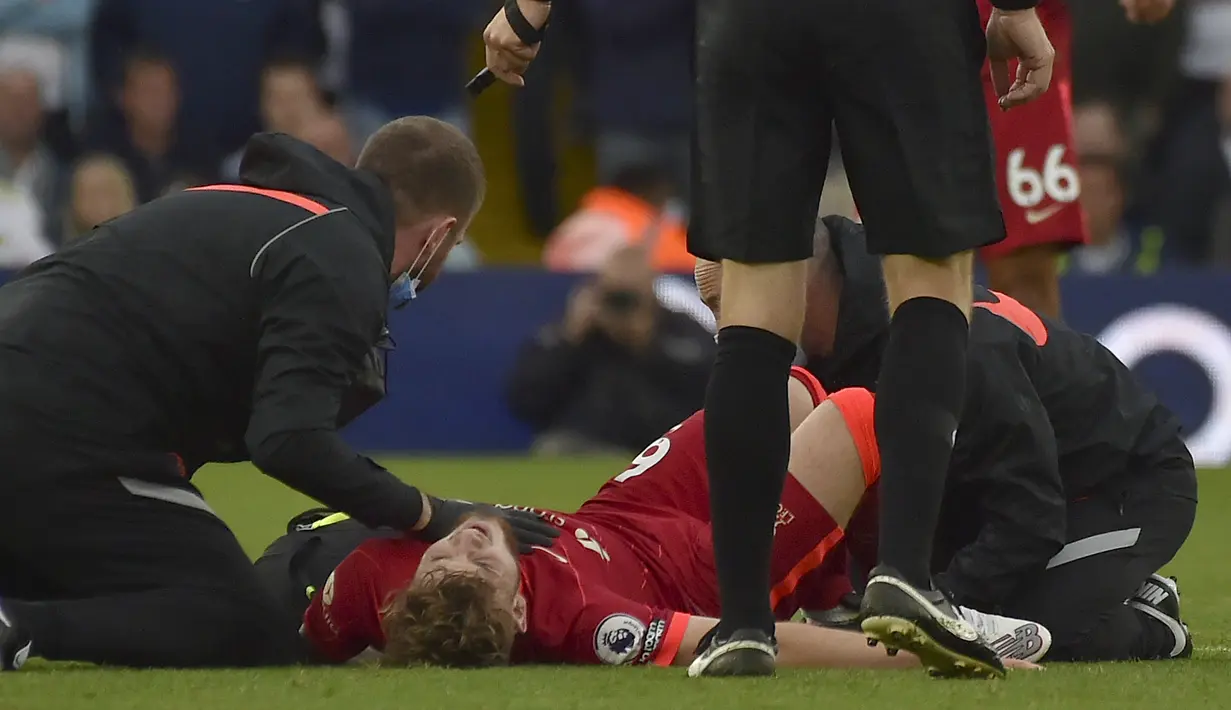 Pemain Liverpool Harvey Elliott mendapat bantuan setelah cedera usai kakinya dihajar pemain Leeds, Pascal Struijk pada pekan keempat Liga Inggris di Elland Road, Minggu (12/9/2021). Elliot bakal menjalani operasi akibat cedera berat pada pergelangan kaki. (AP Photo/Rui Vieira)
